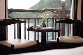 Amanda Cruise Ha Long Bay