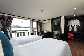 Amanda Cruise Ha Long Bay