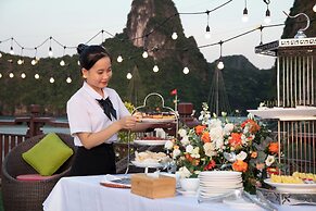 Amanda Cruise Ha Long Bay
