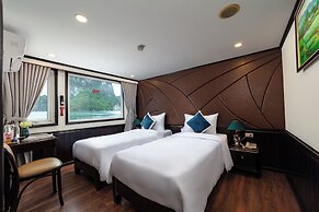 Amanda Cruise Ha Long Bay