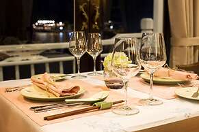 Hera Classic Boutique Cruise