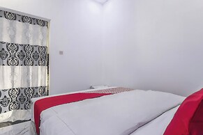 OYO 94049 Pondok Accilia