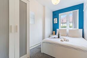 2 Bedroom Apartment - Parking, Wifi, Central