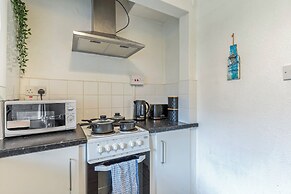 2 Bedroom Apartment - Parking, Wifi, Central