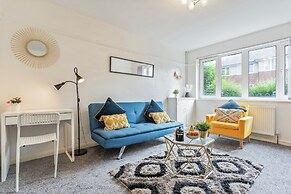 2 Bedroom Apartment - Parking, Wifi, Central