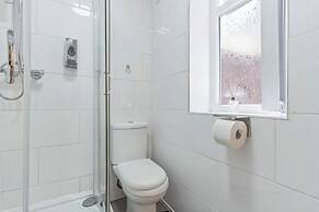 2 Bedroom Apartment - Parking, Wifi, Central
