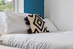 2 Bedroom Apartment - Parking, Wifi, Central