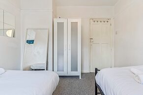 2 Bedroom Apartment - Parking, Wifi, Central