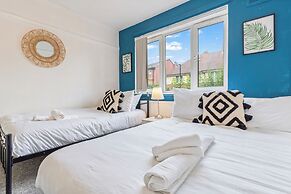 2 Bedroom Apartment - Parking, Wifi, Central