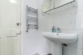2 Bedroom Apartment - Parking, Wifi, Central