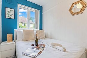 2 Bedroom Apartment - Parking, Wifi, Central
