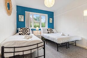 2 Bedroom Apartment - Parking, Wifi, Central