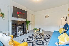 2 Bedroom Apartment - Parking, Wifi, Central
