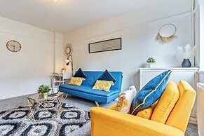 2 Bedroom Apartment - Parking, Wifi, Central