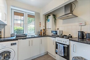 2 Bedroom Apartment - Parking, Wifi, Central