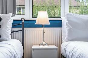 2 Bedroom Apartment - Parking, Wifi, Central
