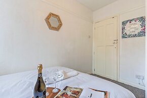 2 Bedroom Apartment - Parking, Wifi, Central