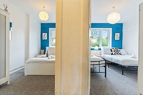 2 Bedroom Apartment - Parking, Wifi, Central