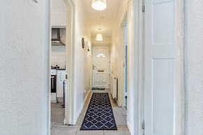 2 Bedroom Apartment - Parking, Wifi, Central