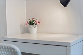2 Bedroom Apartment - Parking, Wifi, Central