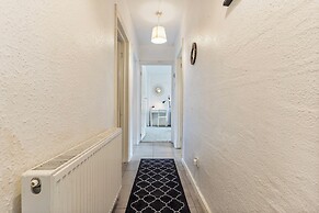 2 Bedroom Apartment - Parking, Wifi, Central