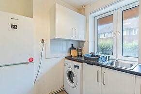 2 Bedroom Apartment - Parking, Wifi, Central