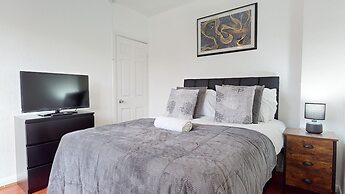 Dagenham - 4 Beds - Sleeps 8 - Wifi