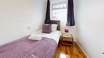 Dagenham - 4 Beds - Sleeps 8 - Wifi