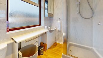 Dagenham - 4 Beds - Sleeps 8 - Wifi