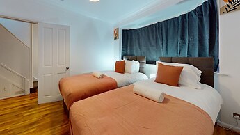 Dagenham - 4 Beds - Sleeps 8 - Wifi