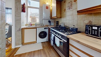 Dagenham - 4 Beds - Sleeps 8 - Wifi