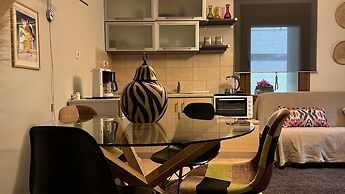 Room-neoclassical Guest House on Ground
