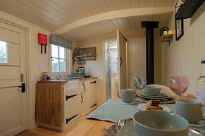 Shepherdshut-hot Tub-cotswolds-petfriendly