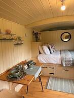 Shepherdshut-hot Tub-cotswolds-petfriendly