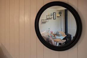 Shepherdshut-hot Tub-cotswolds-petfriendly