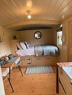 Shepherdshut-hot Tub-cotswolds-petfriendly