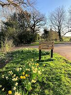 Shepherdshut-hot Tub-cotswolds-petfriendly
