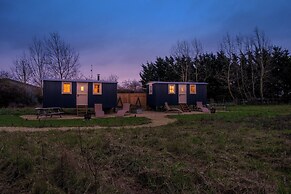 Shepherdshut-hot Tub-cotswolds-petfriendly