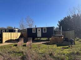 Shepherdshut-hot Tub-cotswolds-petfriendly