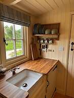 Shepherdshut-hot Tub-cotswolds-petfriendly