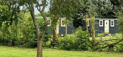 Shepherdshut-hot Tub-cotswolds-petfriendly