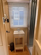 Shepherdshut-hot Tub-cotswolds-petfriendly