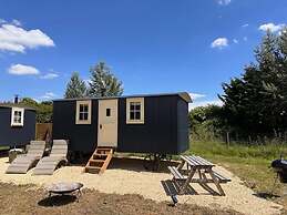 Shepherdshut-hot Tub-cotswolds-petfriendly