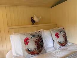 Shepherdshut-hot Tub-cotswolds-petfriendly