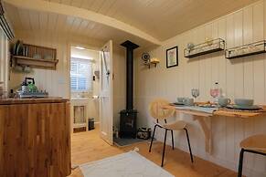 Shepherdshut-hot Tub-cotswolds-petfriendly