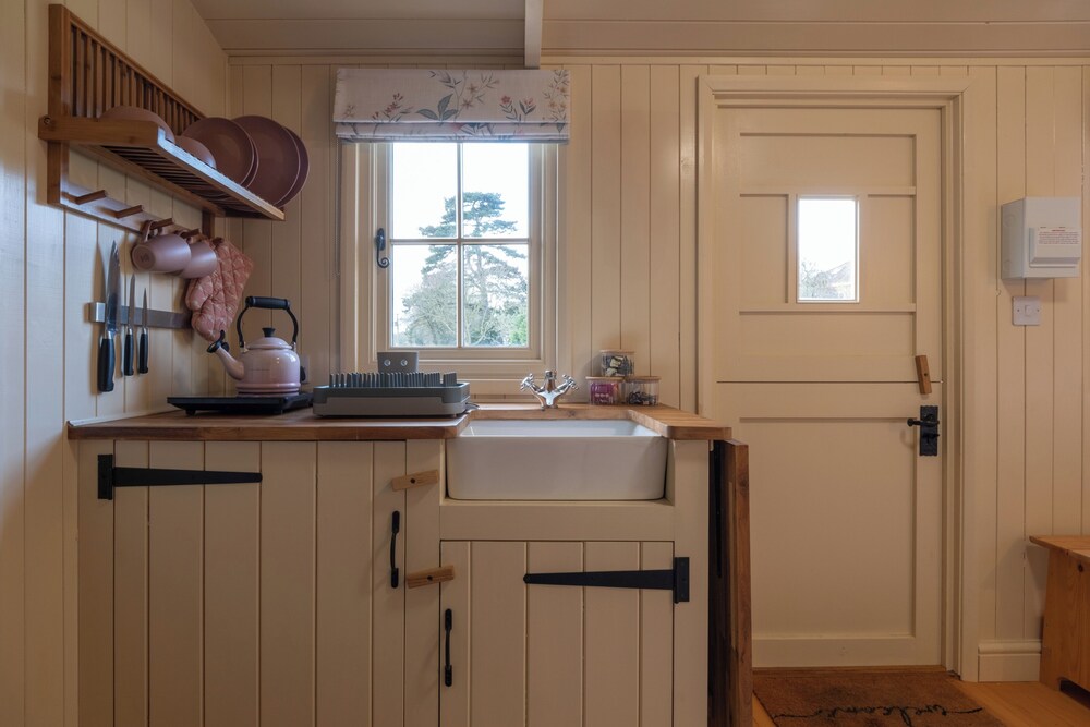 Shepherdshut-hot Tub-cotswolds-petfriendly