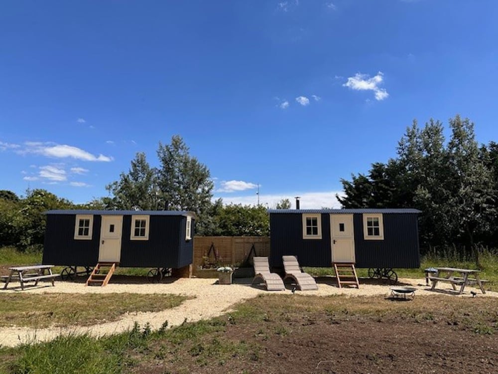 Shepherdshut-hot Tub-cotswolds-petfriendly