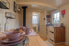 Shepherdshut-hot Tub-cotswolds-petfriendly