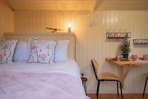 Shepherdshut-hot Tub-cotswolds-petfriendly