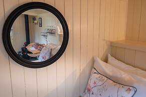 Shepherdshut-hot Tub-cotswolds-petfriendly